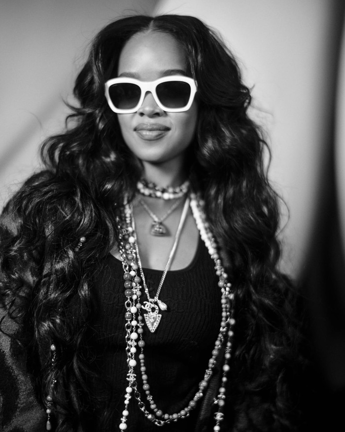The more the merrier. Musisi H.E.R memadukan beragam kalung untuk tampil lebih stylish dalam busana hitamnya. Foto: Courtesy of Chanel