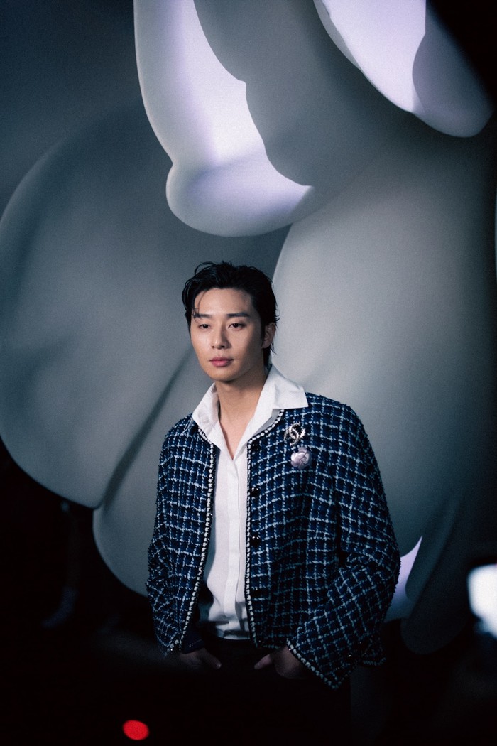 Park Seo Joon membuktikan bahwa jaket Chanel bisa jadi pelengkap gaya yang modis untuk pria. Triknya, pilih kombinasi warna seperti biru dan putih.Foto: Courtesy of Chanel