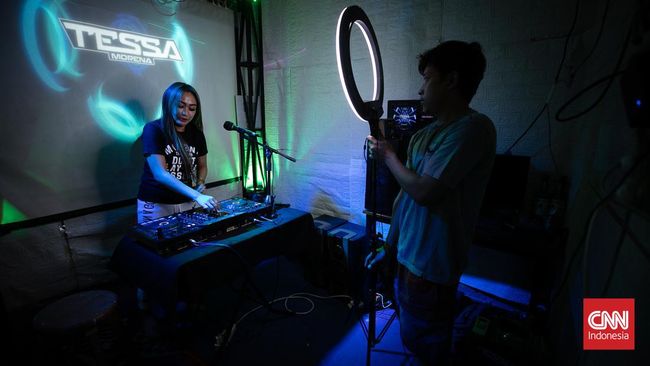 Tumbuh dengan budaya dansa dan pesta pora, Tessa Morena menjadi nafas baru koplo dengan musik funkot di Surabaya.