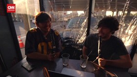 VIDEO: Detik-detik Mobil Tabrak Kafe di AS saat Siaran Live Podcast