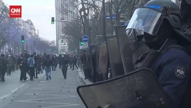 VIDEO: Unjuk Rasa Tolak Usia Pensiun Di Paris Berakhir Bentrok