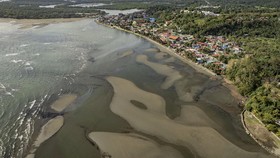 FOTO: Menyeka Hitamnya Pantai Filipina seusai Kapal Karam