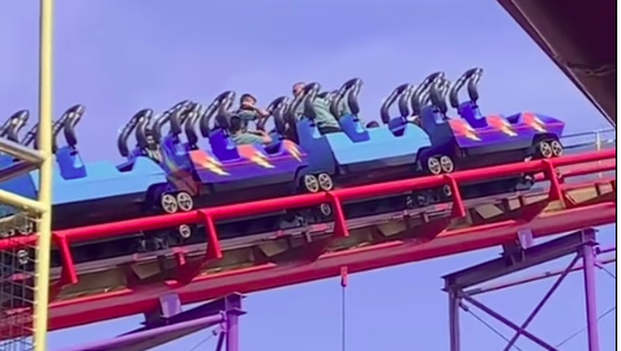 Wahana Halilintar Dufan berhenti mendadak Wahana Halilintar Dufan berhenti mendadak