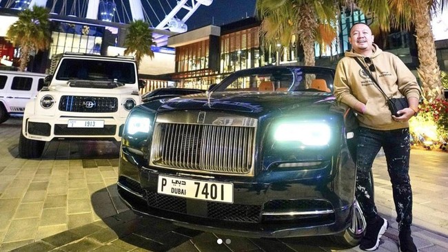 Sejumlah aset yang disita dari rumah crazy rich Wahyu Kenzo di antaranya tiga unit motor Vespa, dua motor gede, serta nota pembelian sport car dan barang mewah.