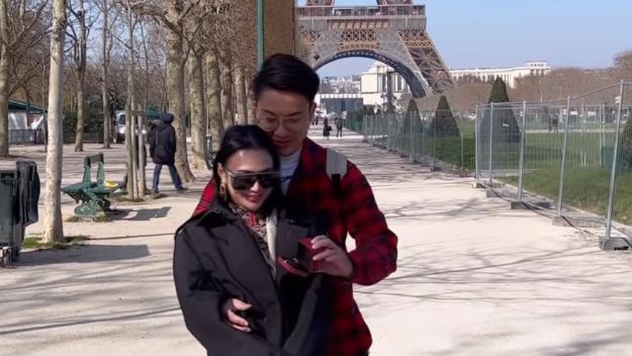 Wika Salim diberikan cincin oleh sang kekasih di Paris.