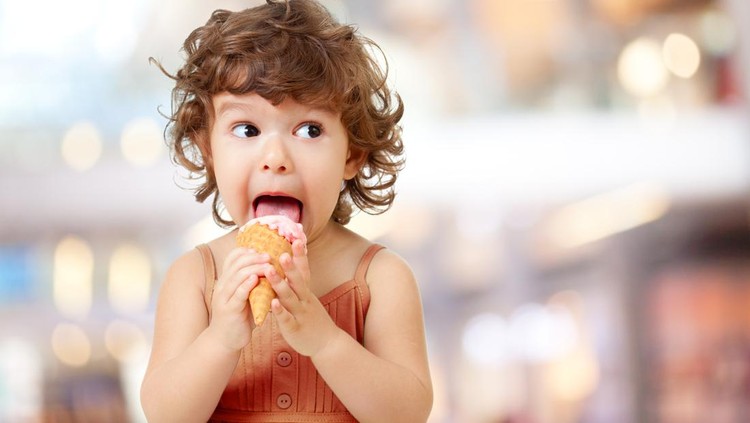 537252174 Kid eating ice cream in cafe.