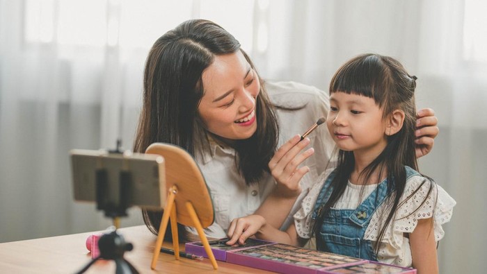 Anak Mulai Suka Dandan, Wajarkah? Cara Orang Tua Menyikapi