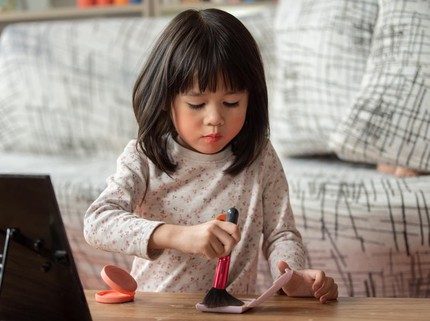 Anak Mulai Suka Dandan, Wajarkah? Begini Cara Orang Tua Menyikapinya