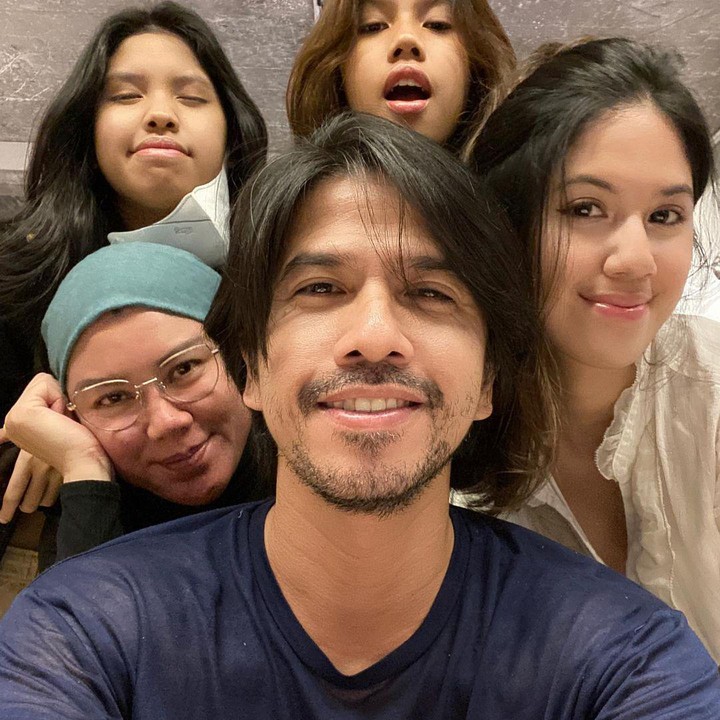 <p>Pada tahun 2002, ia menikah dengan Milasari Wardhani. Dalam pernikahan tersebut, keduanya dikaruniai tiga orang anak perempuan bernama Kyra Wahab, Jaimie Wahab, dan Sabine Wahab. (Foto: Instagram @ariyowahab)<br /><br /><br /></p>