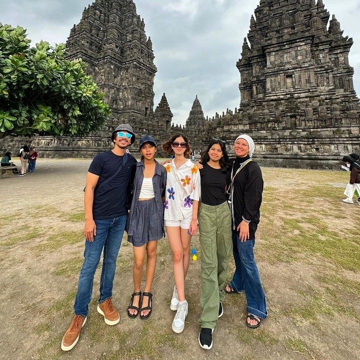 <p>Melalui media sosial Instagram, Ariyo tak hanya mengunggah aktivitas ngeband dan akting. Ia juga kerap bagikan potret bersama keluarganya, lho. (Foto: Instagram @ariyowahab)<br /><br /><br /></p>