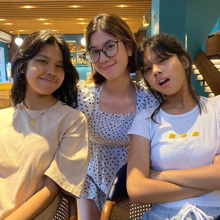 <p>Ketiga putri Ariyo kita sudah beranjak remaja, Bunda. Mereka tumbuh sebagai sosok menawan persis seperti orang tuanya, ya? (Foto: Instagram @ariyowahab)<br /><br /><br /></p>