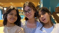 <p>Ketiga putri Ariyo kita sudah beranjak remaja, Bunda. Mereka tumbuh sebagai sosok menawan persis seperti orang tuanya, ya? (Foto: Instagram @ariyowahab)<br /><br /><br /></p>