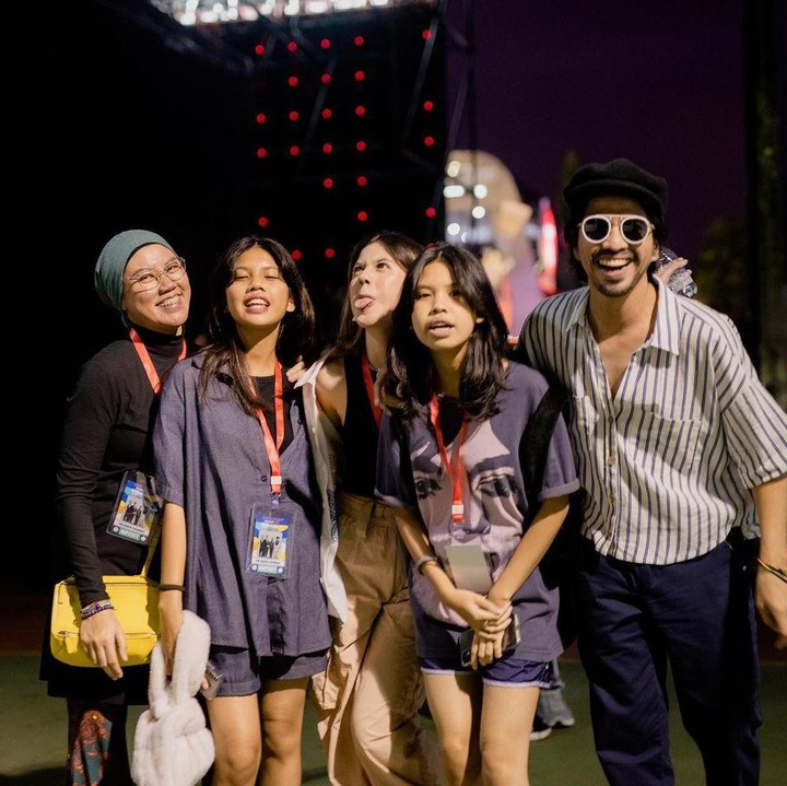 <p>Ada banyak kegiatan yang dipamerkan Ariyo pada publik saat bersama keluarga. Mulai dari menghadiri konsernya, liburan, hingga mengisi waktu santai bersama-sama. (Foto: Instagram @ariyowahab)<br /><br /><br /></p>