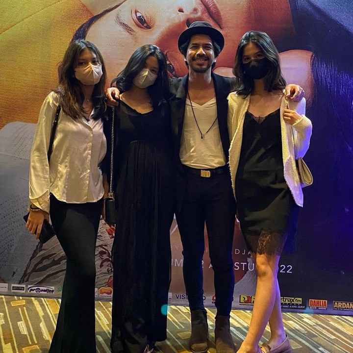 <p>Ketiga putri Ariyo juga selalu memberi dukungan pada sang Ayah nih, Bunda. Misalnya saja saat hadir di premier filmnya, <em>Sayap-Sayap Patah</em>, beberapa waktu lalu. (Foto: Instagram @ariyowahab)<br /><br /><br /></p>