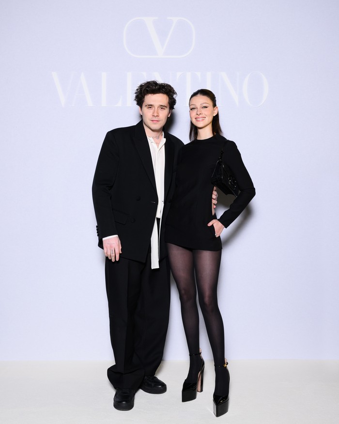 Jadi pasangan paling sering terlihat di Paris Fashion Week, Brooklyn Beckham dan Nicola Peltz bergaya kasual dan serba hitam di peragaan Valentino. Foto: ALFONSO CATALANO/courtesy of Valentino