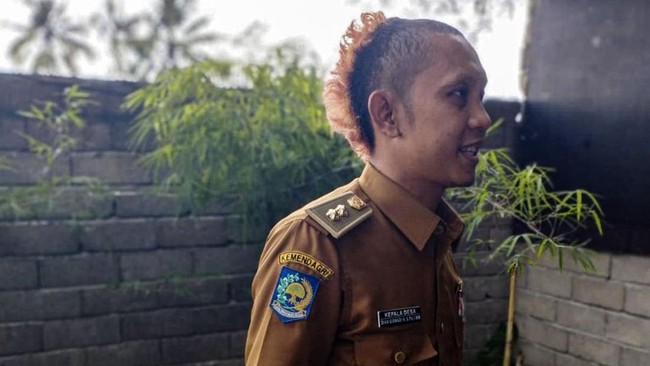 Kepala Desa Sigerongan, Dian Siswadi menolak panggilan Pemkab Lombok Barat terkait gaya rambutnya yang dipotong mohawk ala musisi punk.