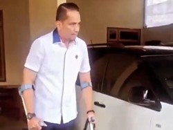 Bertongkat, Dirreskrimum Polda Jambi Mulai Masuk Kantor Lagi