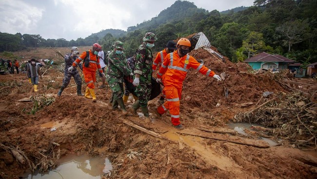 Pencarian Korban Longsor Natuna Dihentikan, 4 Orang Masih Hilang Tim SAR gabungan resmi menghentikan operasi pencarian korban longsor di Serasan, Natuna. Pencarian telah dilakukan selama 13 hari.