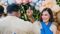 <p>Viviane Tjeuw, istri Sammy Simorangkir tengah mengandung lagi. Di kehamilan kali ini, Viviane terlihat begitu bahagia saat menggelar pesta<em> gender reveal</em> dari suami dan sahabatnya. (Foto: Instagram @viv_viviane @sammysimorangkir @mystorypictures)</p>