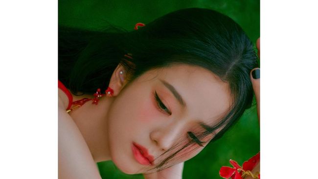 Jisoo BLACKPINK mengunggah poster pertama yang menampilkan wajahnya serta judul album solonya [ME]. Jisoo debut solo 31 Maret.