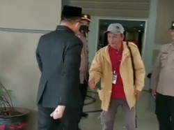 Momen Ketua DPRD Luwu Timur Kepalkan Tangan Tolak Bersalaman dengan Warga