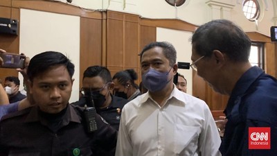 Ketua Panpel Arema Divonis 1,5 Tahun Bui di Kasus Kanjuruhan Ketua Panpel Arema FC Abdul Haris, divonis 1 tahun 6 bulan penjara dalam kasus Kanjuruhan.