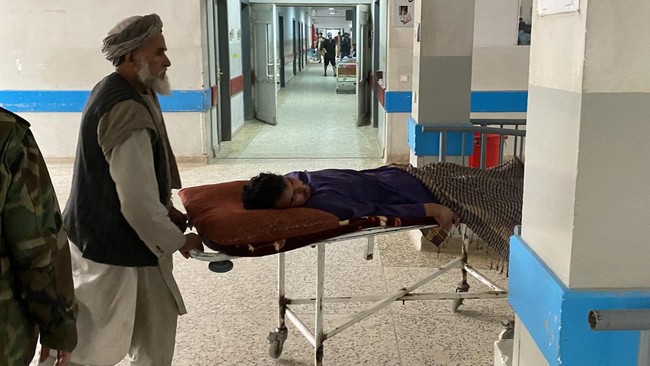Gubernur Taliban di Provinsi Balkh Afghanistan, Mohammad Dawood Muzammil, tewas dalam serangan bom bunuh diri yang terjadi di kantornya pada Kamis (9/3).