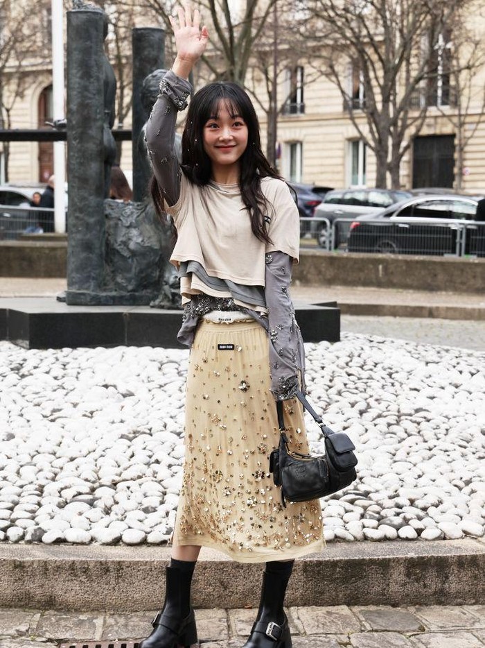 Mengenakan pleated skirt yang dipadukan dengan outfit ber-layer, penampilan Lee Yoo Mi terlihat eye catching sekaligus modis./ Foto: Getty Images/Peter White