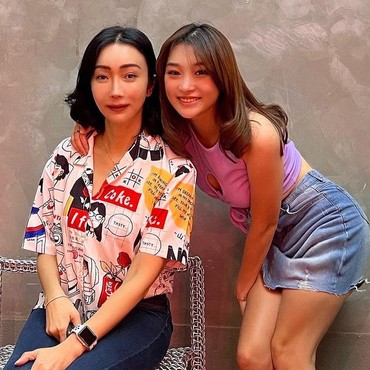 Tak Pernah Bertemu Ayah Kandung, 7 Potret Kompak Livy Renata & Sang Ibunda