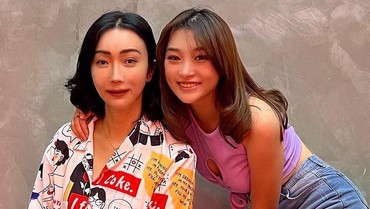 img-title Tak Pernah Bertemu Ayah Kandung, 7 Potret Kompak Livy Renata & Sang Ibunda