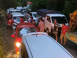 Derita Sopir Daerah di Balik Macet Parah Jalan Poros Maros-Bone di Camba