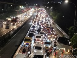 Ada Pengecatan JPO, Jl MT Haryono Arah Cawang Macet Panjang