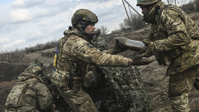 Amerika Serikat untuk pertama kalinya bakal mengirim amunisi peluru penembus baja yang mengandung uranium deplesi atau depleted uranium ke Ukraina.