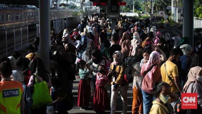 Satu sisi eskalator di Stasiun Tanah Abang, Jakarta sedang dilakukan perawatan membuat penumpang menumpuk antre panjang menunggu giliran.
