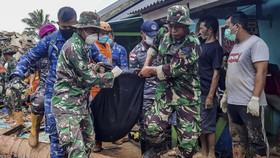 Jenazah Korban Longsor Natuna Dikubur Massal