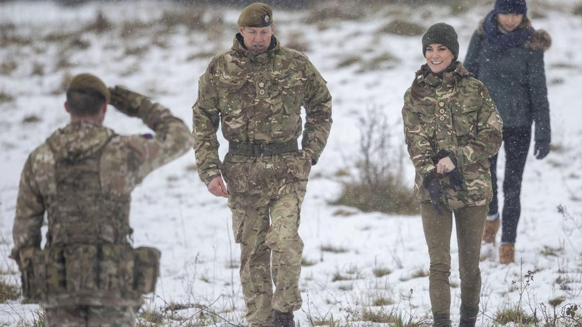 FOTO: Pesona Kate Middleton dalam Balutan Seragam Militer