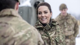 FOTO: Pesona Kate Middleton dalam Balutan Seragam Militer
