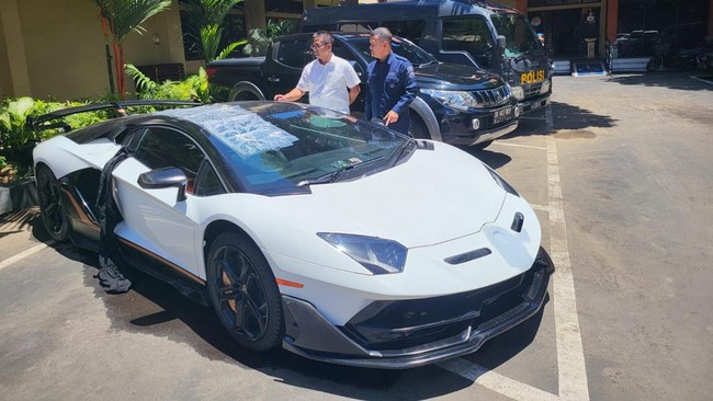 Kabid Humas Polda Bali Kombes Stefanus Satake Bayu Setianto mengatakan pelat asli Lamborghini tersebut yakni D 1 FEB 