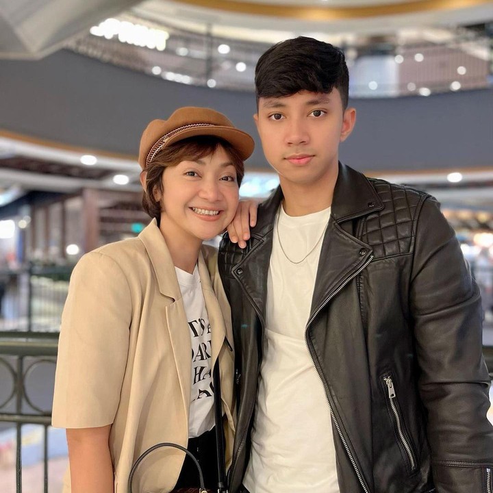 <p>Setelah menikah dengan Hariotomo, Windy dikaruniai seorang anak laki-laki bernama Andika Ariansyah Nugroho. Hebatnya lagi, pria yang akrab disapa Arie juga merupakan seorang pemain sinetron, lho. (Foto: Instagram: @windyario)</p>