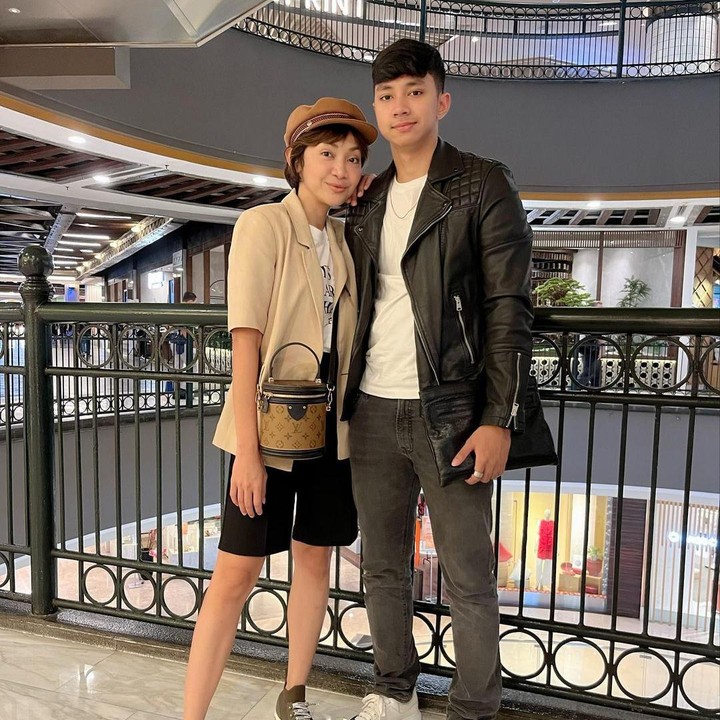 <p>Arie mengawali karier-nya sebagai salah satu pendiri Avengers FC, sebuah tim sepak bola yang anggotanya merupakan selebriti Indonesia. Pada awal tahun 2021, ia mulai terjun ke dunia akting. (Foto: Instagram: @windyario)</p>