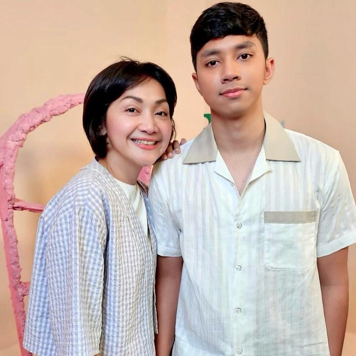 <p>Windy juga terlihat sangat dekat dengan anaknya ini, Bunda. Ia kerap membagikan potret bersama Arie pada laman Instagram-nya. "Cinta pertama dan terakhir Bunda. Bunda (love) U for the sake of Allah SWT, Nak," tulis Windy. (Foto: Instagram: @windyario)</p>
