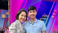 <p>"Bunda dan Mas Arie sehat-sehat terus ya," tutur netizen dengan emoticon hati. "Mamanya menolak tua," kata netizen lainnya.&nbsp; (Foto: Instagram: @windyario)</p>