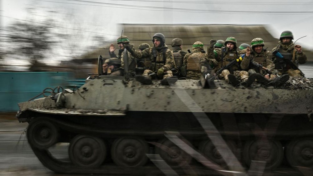 Prajurit Ukraina bergerak menuju garis depan dekat kota Bakhmut, pada 8 Maret 2023, di tengah invasi Rusia ke Ukraina. (AFP via Getty Images/ARIS MESSINIS)