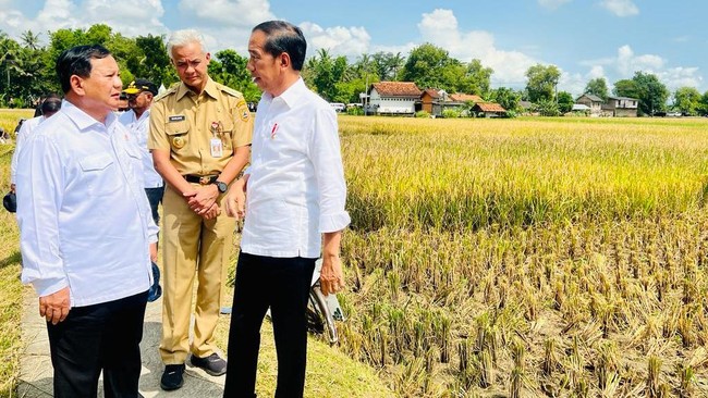Presiden Joko Widodo satu forum dengan dua bakal calon presiden, Ganjar Pranowo dan Prabowo Subianto, dalam Muktamar Sufi Interasional di Pekalongan.
