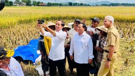 Jokowi, Prabowo, Ganjar Selfie Bareng di Panen Raya Jateng