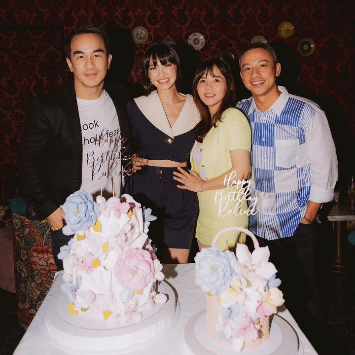 <p>Enggak hanya itu, Bunda. Raline juga langsung menyorot perhatian karena potongan rambutnya disertai poni yang imut. (Foto: Instagram ralineshah)<br /><br /><br /></p>