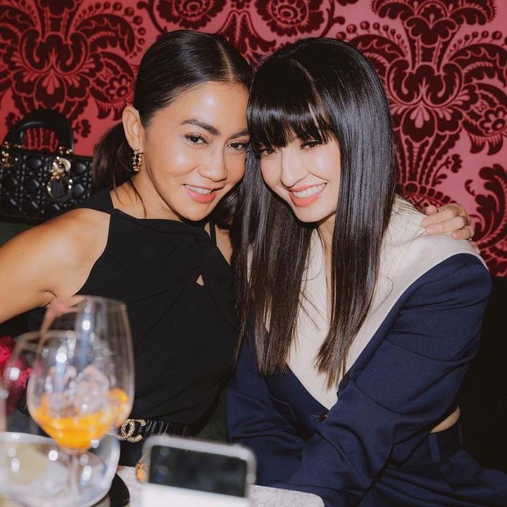 <p>Penampilan Raline juga menarik perhatian, lho. Dalam balutan <em>dress</em> berwarna navy berkerah putih, ia terlihat begitu menawan dengan riasan simpel. (Foto: Instagram ralineshah)<br /><br /><br /></p>
