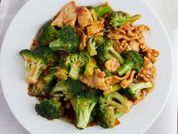 Resep Brokoli Tumis Ayam Pedas yang Praktis Buat Lauk Nasi