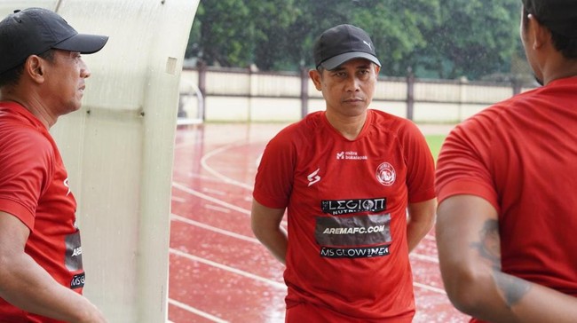 Pelatih baru Arema FC Joko Susilo berjanji akan mengeluarkan tim Singo Edan dari situasi sulit di Liga 1 2022/2023.