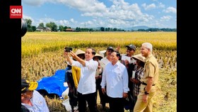 VIDEO: Jokowi, Ganjar, Prabowo SwaFoto Bareng, Pertanda Apa?